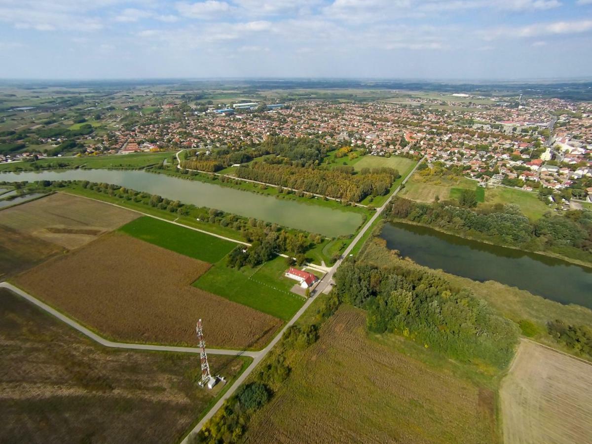 Hotel Tiszavilag Pihenohaz Tiszakécske Zewnętrze zdjęcie